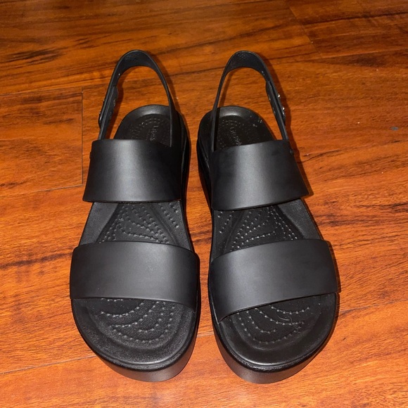 Crocs Brooklyn Low Wedge/ Size 6 - Picture 2 of 4